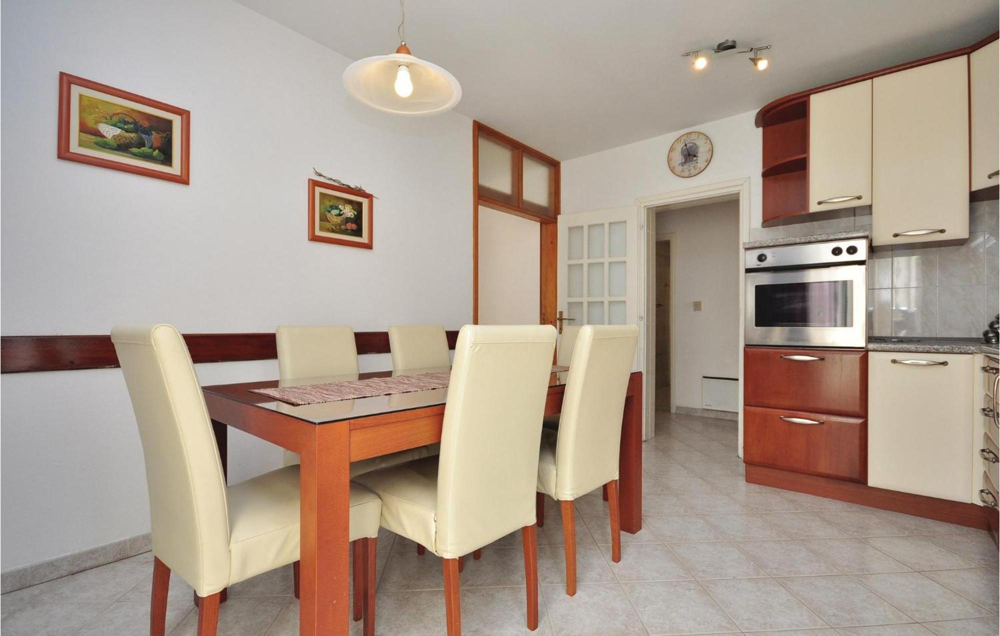 3 Bedroom Awesome Apartment In Pucisca Buitenkant foto