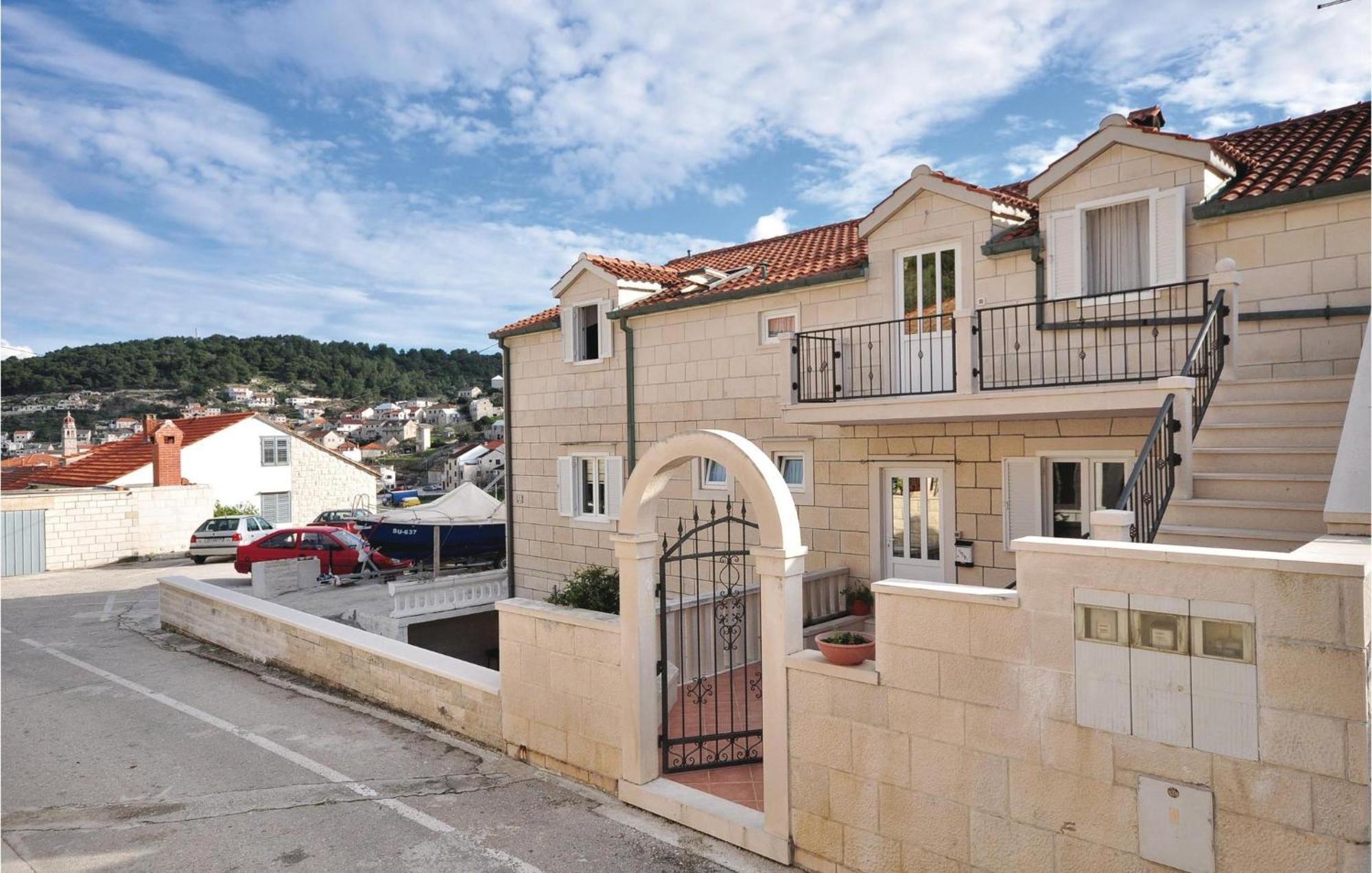 3 Bedroom Awesome Apartment In Pucisca Buitenkant foto